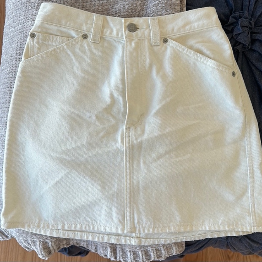 Levi’s cream Denim Mini Skirt, white tag, big E size 26